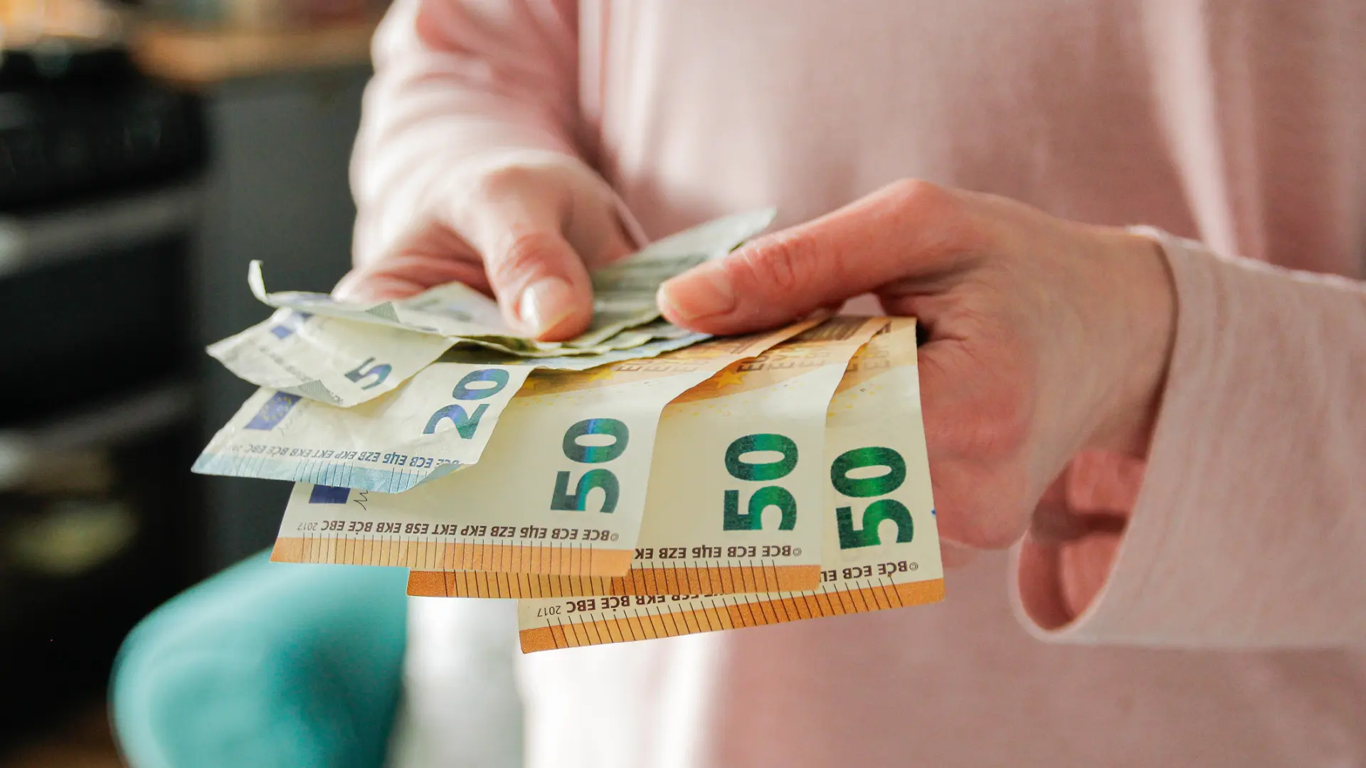 Espagne : la jeunesse s'envole vers la suisse pour un avenir meilleur
