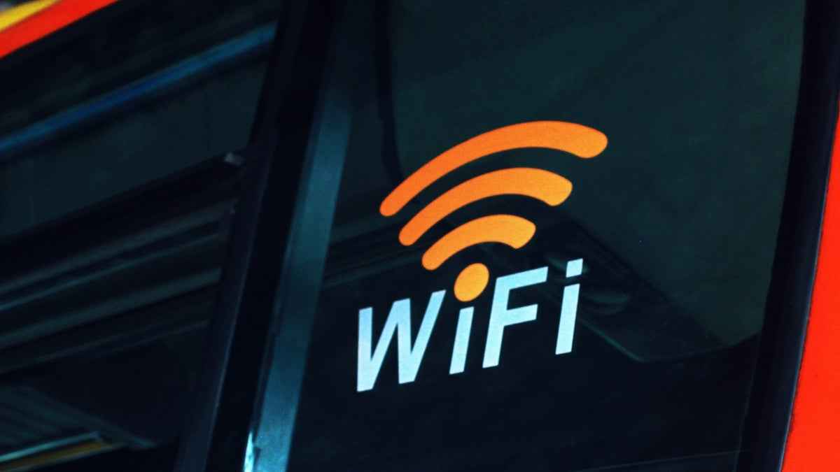 La fcc agrandit sa ban sur les routeurs wi-fi étrangers, touchant désormais les hotspots mobiles et les boîtiers d'internet résidentiel