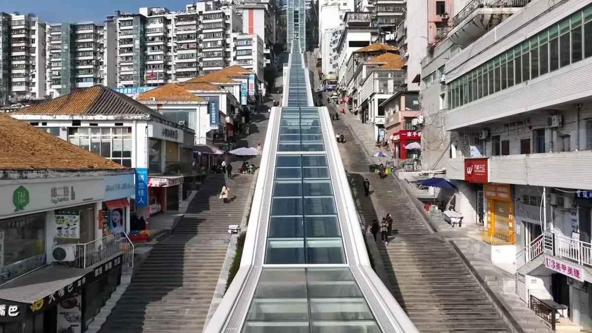La plus longue escalier mécanique au monde s'élève dans les montagnes de chine
