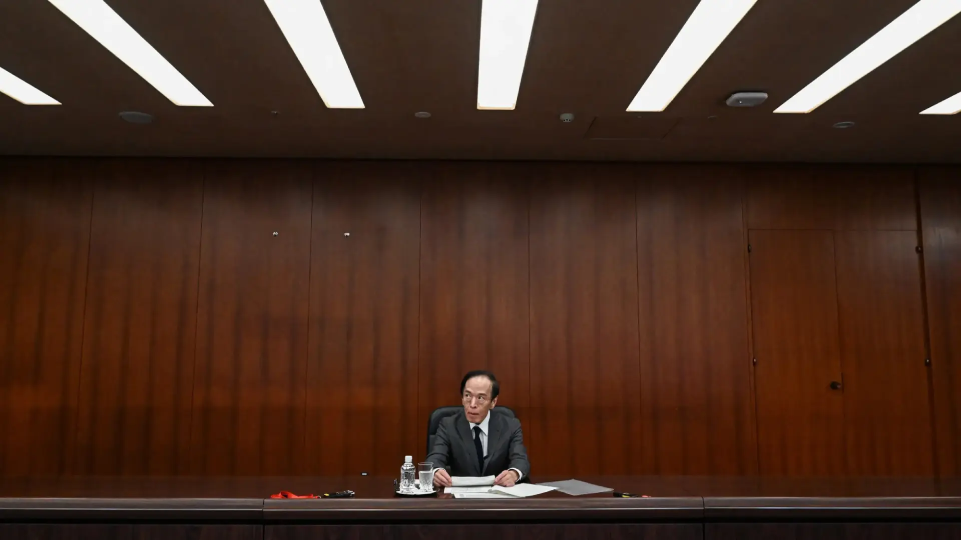 Le boj maintient ses taux, la spéculation sur une hausse en juin s'intensifie