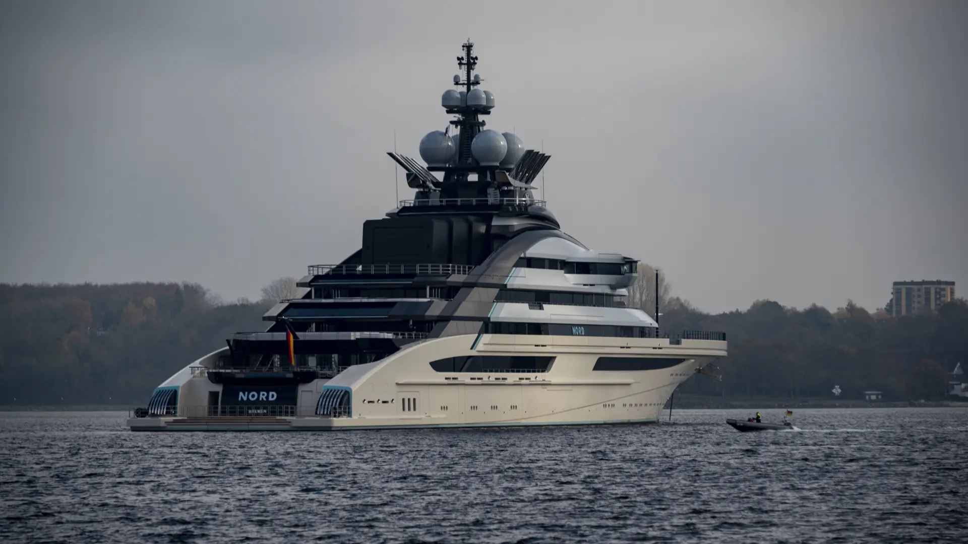 Le superyacht du milliardaire russe franchit le détroit d'ormuz sous haute menace