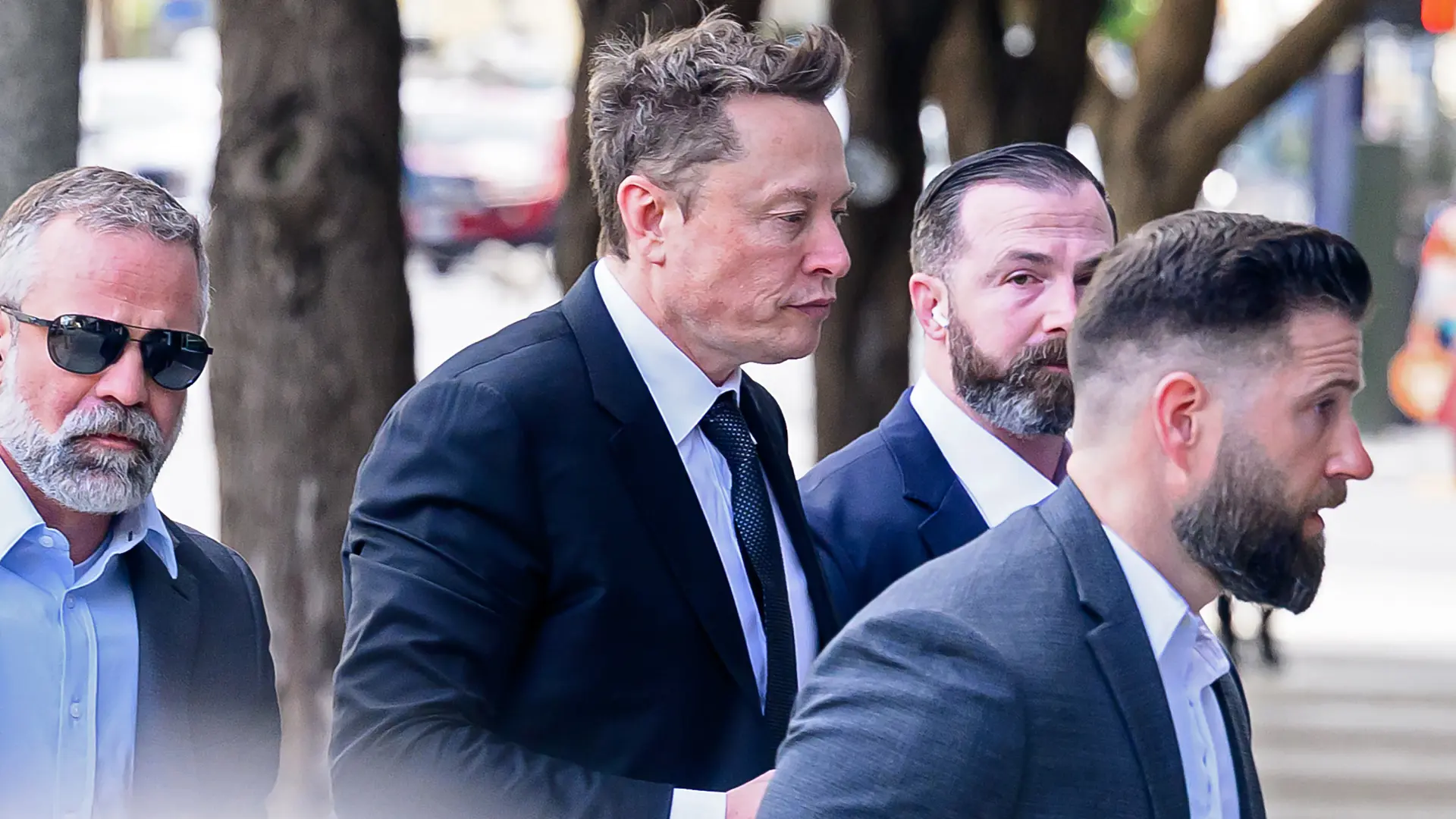 Musk échappe aux photographes grâce à un tesla diversion