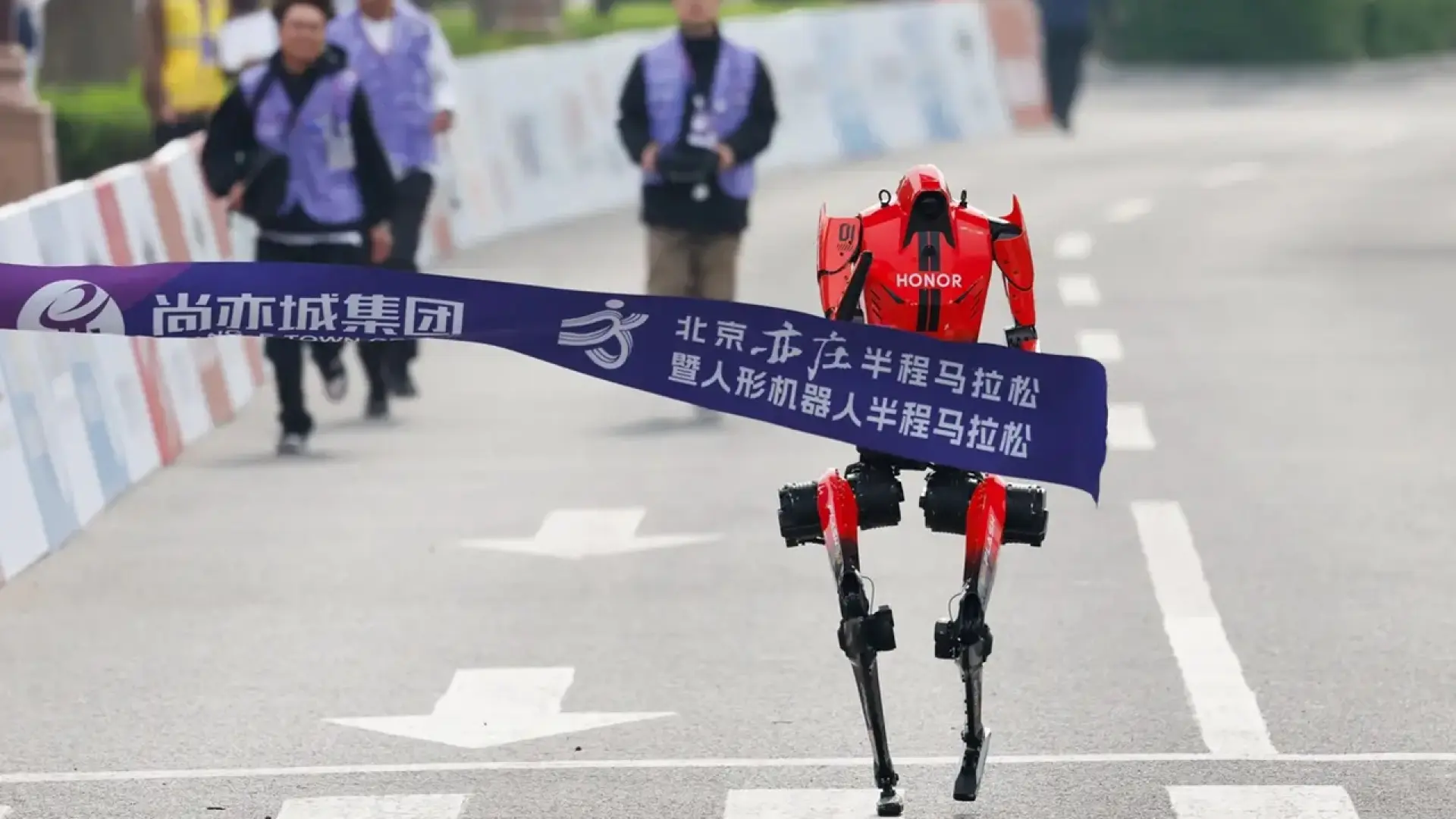 Robot chinois épate : record du marathon battu, mais les doutes persistent