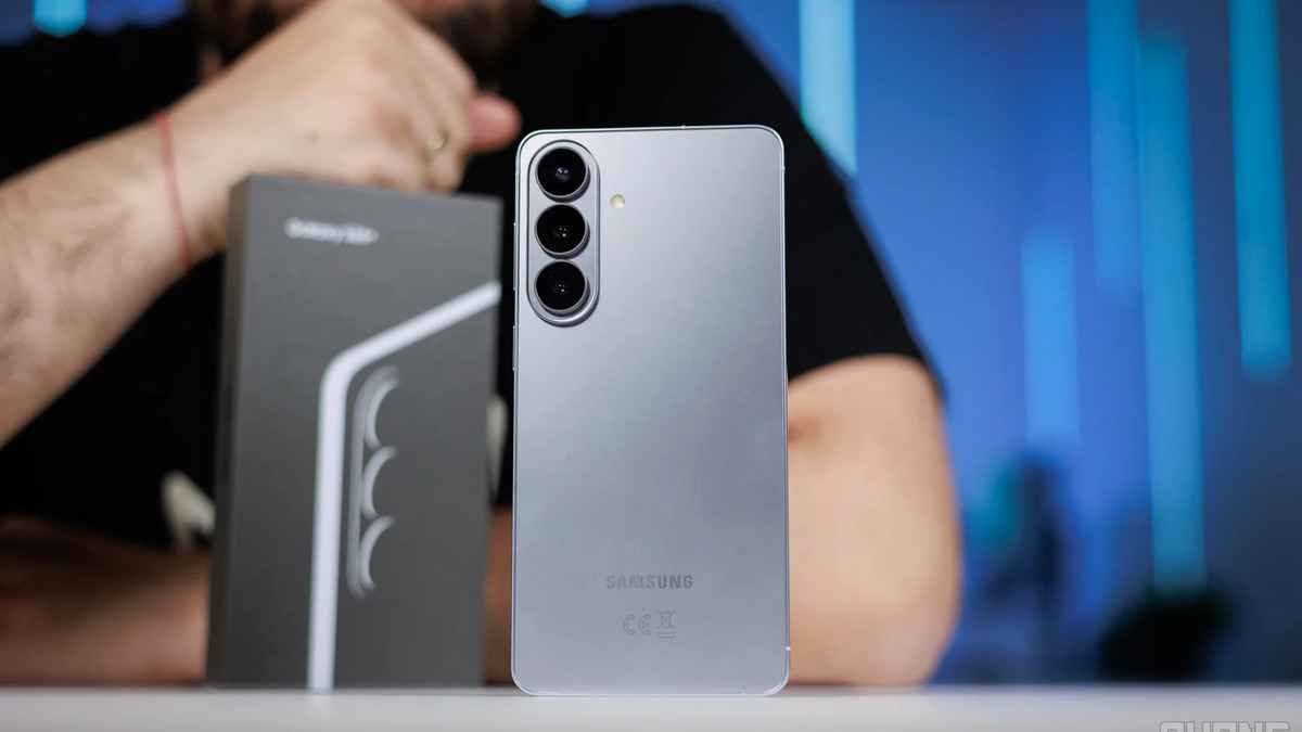 Samsung 'quiet quitte' ses flagships standards, le s26 et le s26 plus sont des vagues au port