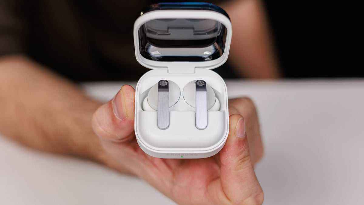Samsung s'arme à l'épaulette : un nouveau casque audio avec clip révélé